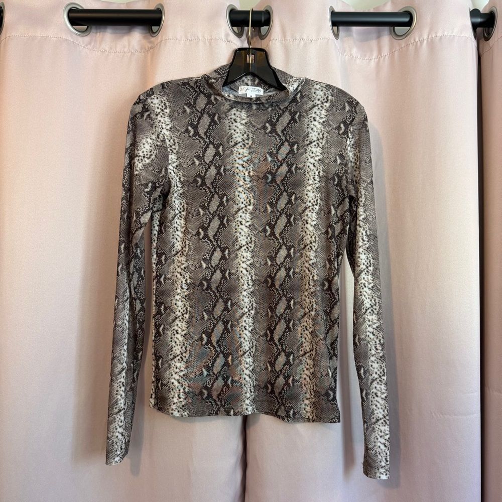 Justify Gray Black Fitted Long Sleeve Blouse